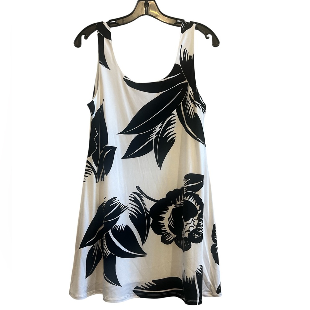 100% Silk White House Black Market White and Black Floral Scoop Neck Tunic